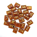Dettaglio di pietre runiche ambrate con simboli Futhark incisi in colore oro - 15x20x6mm (25 Pezzi/Set) / Marrone Ambra (N. 10)