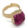 Anello in cristallo druzy quadrato magenta con fascia dorata regolabile da donna - rosa scuro