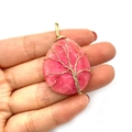 Handgemaakte levensboom hanger van roze agaat druppelvorm met gouden draad - Roze