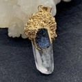 Pendentif en cristal blanc brut avec bordure dorée et détail de pierre bleue - Pilier en Cristal de Roche avec Pierre Brute Bleu Foncé et Capuchon Doré (N° 6)