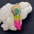 Pendentif en fluorite hexagonale avec calotte dorée et accent de pierre verte - Cristal Dégradé Tricolore avec Pierre Brute Verte et Calotte Dorée (Taille 7)