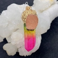 Pendentif en cristal dégradé irisé avec bordure dorée et pierre précieuse orange - Cristal dégradé tricolore avec pierre brute orange clair et capuchon doré (N° 8)