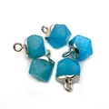 Set de cinco colgantes de ópalo facetado azul claro con conectores de metal plateado - 8x11mm / Estilo de piedra facetada azul claro (Talla 7)