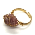 Dettaglio del filo di rame fatto a mano avvolto su anello di pietra naturale viola grezza - Stile Rosa Viola