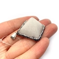 Colgante cuadrado de plata con cristal blanco piramidal y micro-pavé de cristales - Cristal de roca
