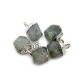 Colgantes de labradorita natural tallada con conectores de un solo agujero plateados - 8x11mm / Estilo de piedra facetada iridiscente gris azulado (#11)
