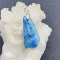 Pendentif irrégulier en pierre naturelle de cyanite bleue avec fermoir argenté - 15x35-20x50mm / Bleu