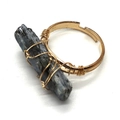 Anello artigianale con filo dorato e pietra di cianite blu, fascia regolabile - N. 8 (Blu Grigio)