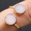 Macro d'une bague ajustable dorée avec deux pierres rondes en cristal de quartz rose - Rose Clair