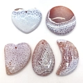 Fünfteiliges Set aus Drachenader-Achat-Anhängern in Mond-, Herz- und Tropfenform - Mehrfarbiger Drachenader-Achat (036) / 35-55mm (5 Stück)