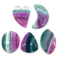 Set aus fünf polierten Achat-Anhängern in Mond- und Herzform für die Schmuckherstellung - Violett-Grün Gestreifter Stil (056) / 35-55mm (5 Stück)