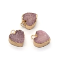 Tre ciondoli a cuore in cristallo druzy viola con bordo dorato e anello di aggancio - 13x16mm / Fucsia