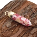 Roze zeshoekige stenen hanger met gouden verbinding op een houten ondergrond - Alleen Hanger (Zonder Ketting) / Roze (Nr. 5)