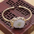 Bracelet jonc ouvert doré orné d'une grande pierre naturelle de cristal blanc brut - Blanc