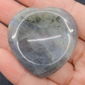 Pierre de labradorite naturelle polie en forme de cœur avec reflets bleus en main - Labradorite (N° 4)