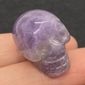 Crâne en améthyste sculpté à la main 18x24mm avec texture naturelle de cristal violet - Améthyste