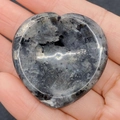 Pierre de labradorite en forme de cœur avec texture naturelle grise polie - Labradorite (N° 5)