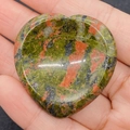 Pierre de pouce Unakite en forme de cœur avec texture minérale vert et rouge brique - Unakite
