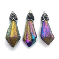 Vue macro de pendentifs en cristal d'aura avec sertissages de micro-cristaux noirs - Style de cristal clair transparent (N° 1)