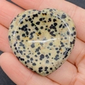 Masseur en forme de cœur en jaspe dalmatien naturel avec surface lisse et polie à la main - Jaspe dalmatien