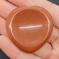 Masseur de pouce en pierre de soleil rouge en forme de cœur avec texture scintillante - Pierre de Sable d'Or