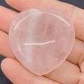 Masseur de pouce cœur en quartz rose poli avec des textures naturelles en cristal - Quartz rose