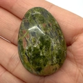 Polierter Unakite-Stein in Tropfenform mit grün-rosa Textur in der Hand - Tropfenform / 27x38mm 29g/Stk / Unakit