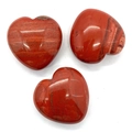Tre pietre di diaspro rosso naturale a forma di cuore con finitura lucida e venature - 30x30mm / Diaspro Rosso