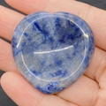 Pierre de massage en sodalite bleue polie en forme de cœur tenue dans la paume - Sodalite (N° 16)