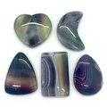 Fünfteiliges Set aus Naturachat-Anhängern in Herz-, Mond- und geometrischen Streifenformen - Violett-Grün-Grau Geschichtete Bänder (024) / 35-55mm (5 Stück)