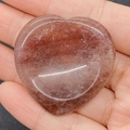 Pierre de quartz fraise polie en forme de cœur avec textures minérales rouges - Quartz Fraise (N° 18)
