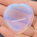 Pierre de massage en opalite en forme de cœur avec un éclat bleu laiteux doux - Opale