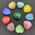 Set mit 10 herzförmigen Katzenaugensteinen in bunten Farben für DIY-Schmuckherstellung - 30x30mm (Dicke 14mm) / Rot