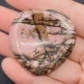 Pierre de pouce en rhodonite rose en forme de cœur avec veines noires naturelles - Rhodonite (N° 22)