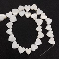 Cuentas de nácar natural blanco con forma de corazón para creación de joyas DIY - 6mm / Agujero Horizontal