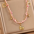 Collier tressé rose avec breloques cœur et trèfle sur support de présentation doré - Collier Tressé Double Couche Trèfle à Quatre Feuilles (8)