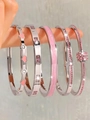 Détail d'un ensemble de cinq bracelets argentés avec coeurs en émail rose et cristaux - Ensemble Émail Cœur Rose Argent