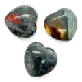 Tre gemme naturali a cuore levigate con macchie rosse su sfondo bianco candido - 30x30mm / Pietra Sangue di Drago