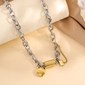 Moderne zweifarbige grobe Gliederkette mit goldenem Herzanhänger und edlen Metallakzenten - Halskette / Zweifarbig Silber Gold
