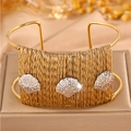 Bracelet jonc tressé en acier titane doré avec breloques coquillages serties - Style Ouvert en Fil d'Acier / Coquillage Or avec Diamants