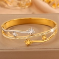 Détail macro du bracelet en acier doré avec des accents de diamant et étoiles - Style Étoile à Huit Branches Bicolore / Bicolore (Or & Argent)