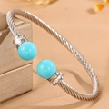 Détail du jonc torsadé argenté avec sphères style turquoise et pavé de cristaux blancs - Jonc torsadé couleur acier (Perle bleue)