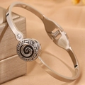 Détail du bracelet en acier inoxydable argenté avec motif grec méandre et spirale noire - Bracelet rond émaillé noir couleur acier