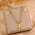 Détail du collier en corde tressée colorée avec étoiles de mer dorées et pierre verte - Collier Corde Trois Étoiles Perles Acier (3)
