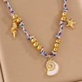 Détail du collier tressé coloré avec des pendentifs en forme d'étoile de mer dorée - Collier Corde Coquillage (5)