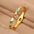 Détail du bracelet trèfle doré avec émail coloré et fermoir à bouton-poussoir précis - 1 Jonc Trèfle Coloré (SZ876-1-1)