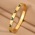 Gros plan d'un bracelet papillon doré en acier inoxydable avec pavé de cristaux verts - Papillon Vert