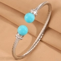 Détail macro du bracelet torsadé avec pierres turquoise et accents de diamants - Argent Perle Bleue