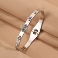 Détail du bracelet trèfle avec gemmes colorées en forme de poire et fermoir à ressort - Style Trèfle Multicolore Argent