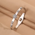 Vue détaillée du bracelet en acier inoxydable argenté avec étoile à huit branches et cristaux - Style Étoile Blanc Argent